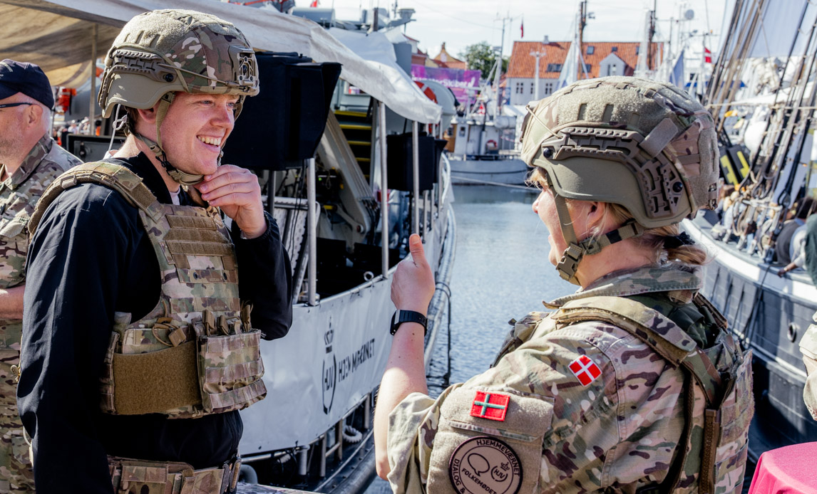 Gæster kunne få en snak med frivillige fra Hjemmeværnet under folkemødet på Bornholm.