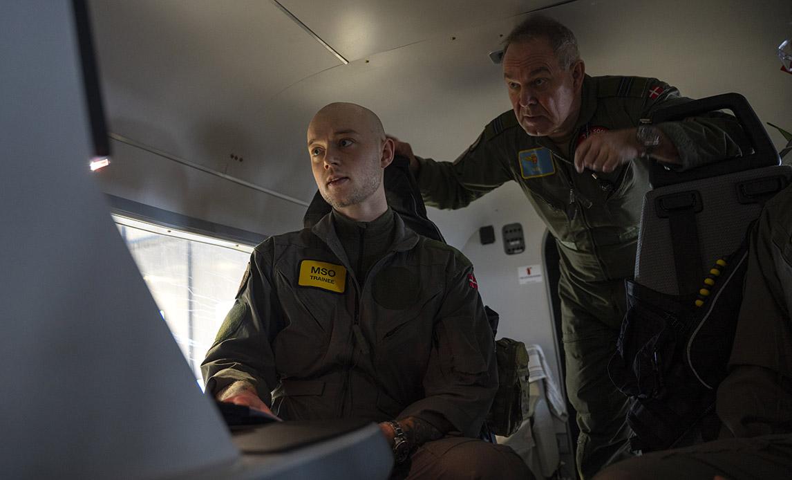 Mission System Operatøren CAM sidder ved konsollen med VAT under sin uddannelse i eskadrille 270.
