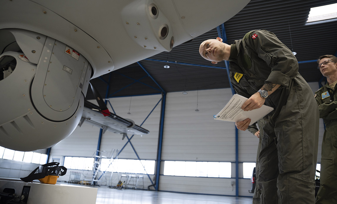 CAM øver preflight check på Twin Otterens mange kameraer.