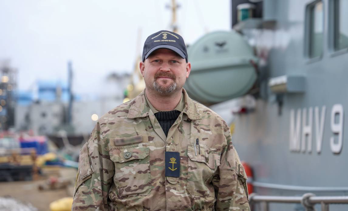 Marinehjemmeværnssoldaten Benjamin står ombord et fartøj.