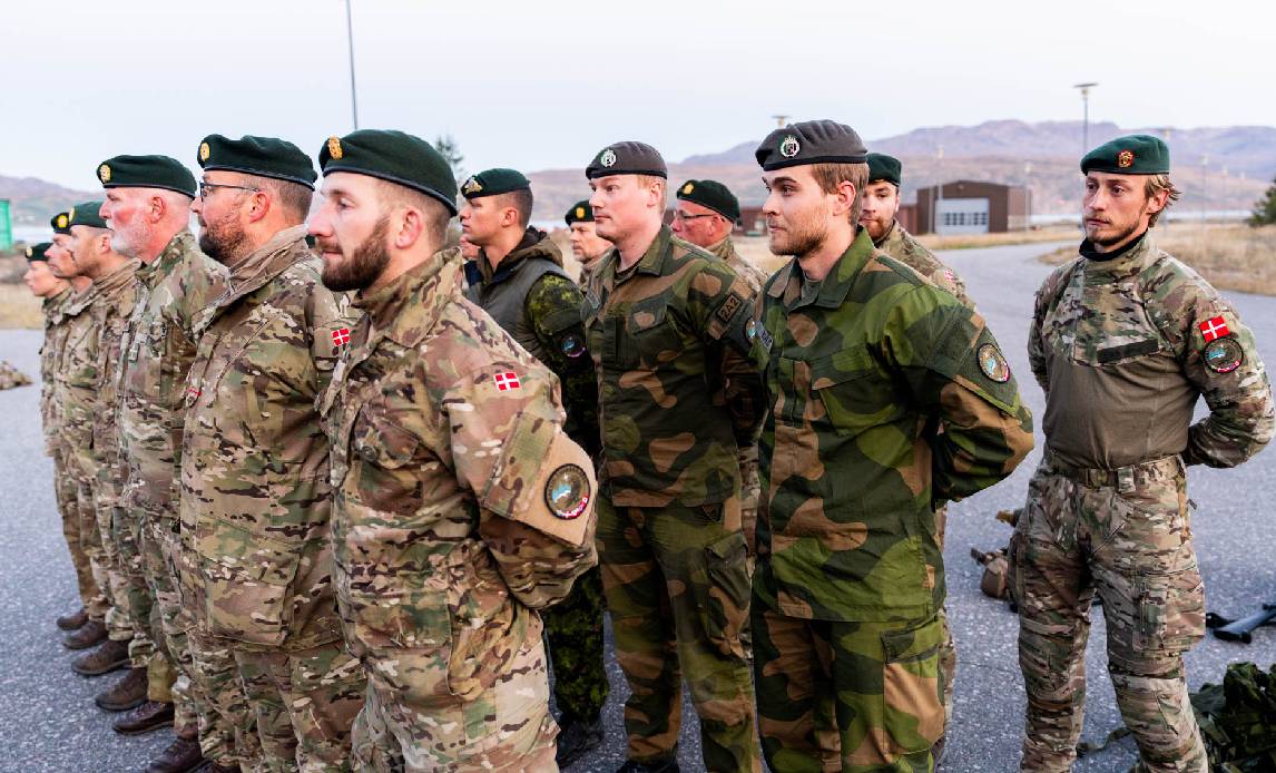 Danske, svenske og norske hjemmeværnssoldater står side om side under øvelse i Grønland.