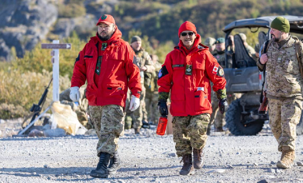 Canadiske rangers underviser danske hjemmeværnssoldater under øvelse i Grønland