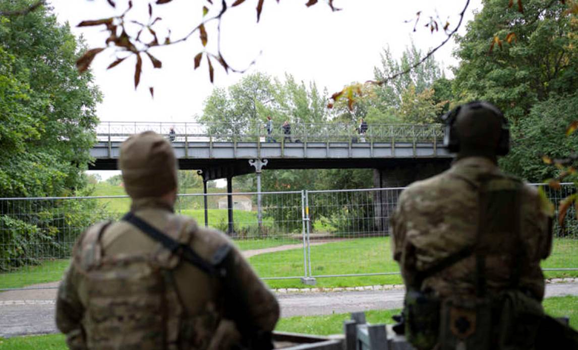 Soldater kigger på bro under absalon springer