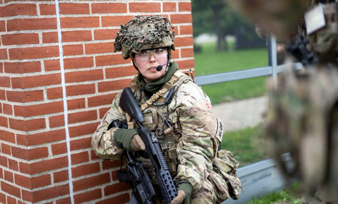 Soldat fra Hjemmeværnet holder øje med droner