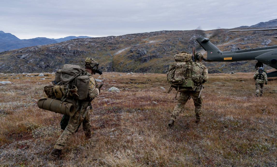 Droner, termiske sensorer og helikoptere leder efter patruljesoldaterne i det grønlandske terræn. Foto: Jonas Vandall.