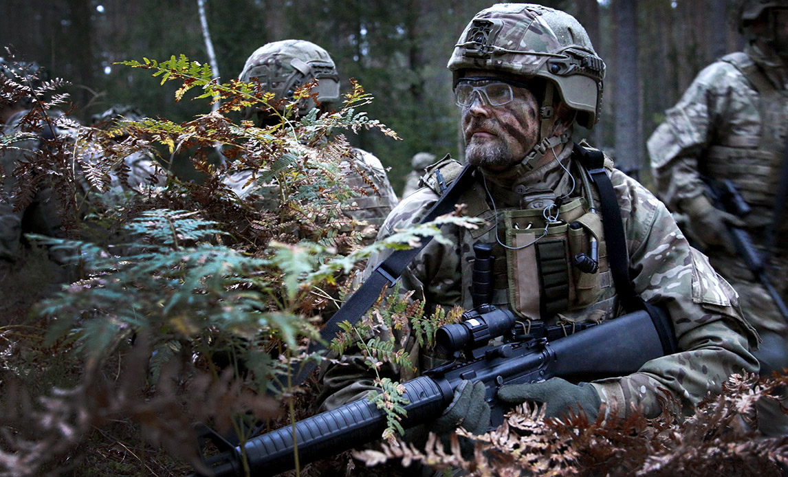 hjv soldater til øvelse namejs. Tidligt søndag morgen rykker delingen ud. Der skal bemandes faste kampstillinger.