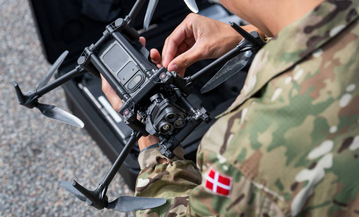 Soldat håndterer en drone