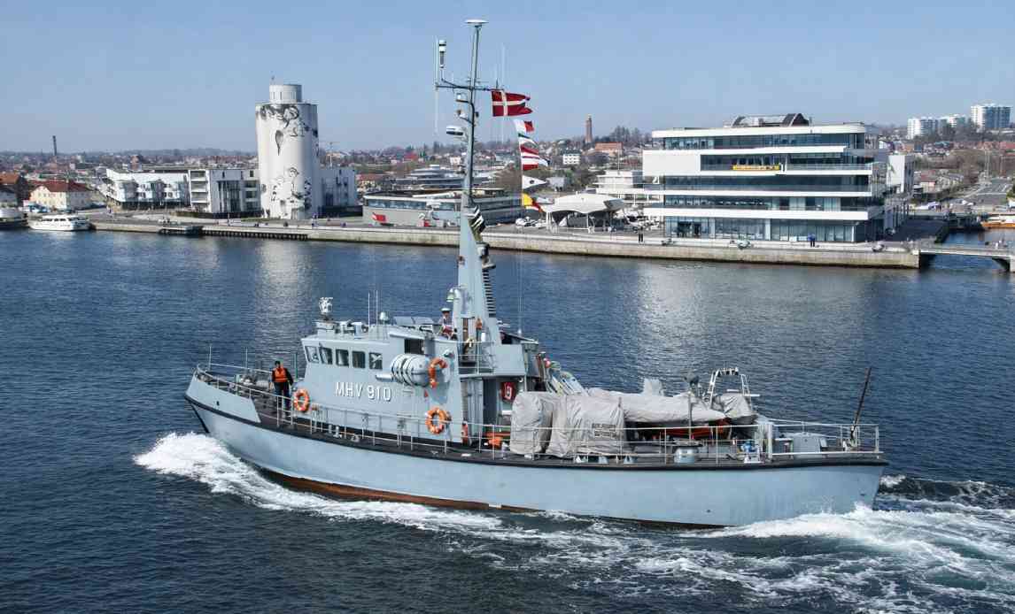 Marinehjemmeværnets fartøj ude at sejle i en havn.