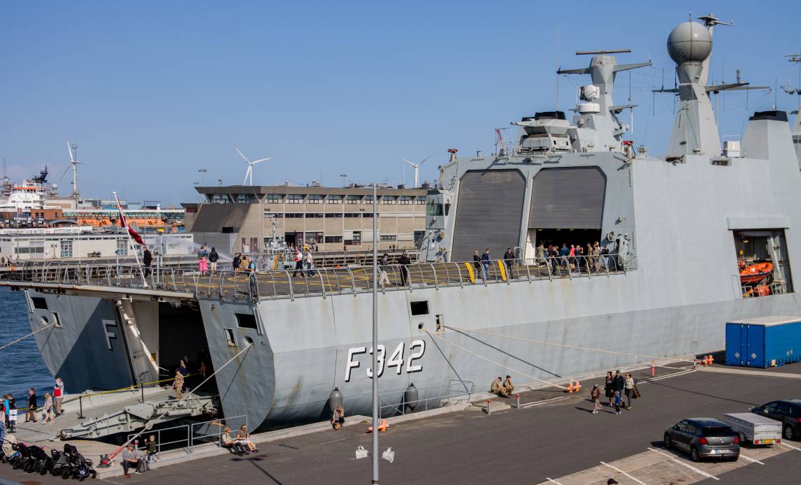 Fregatten Esbern Snare lægger til havn i Frederikshavn.