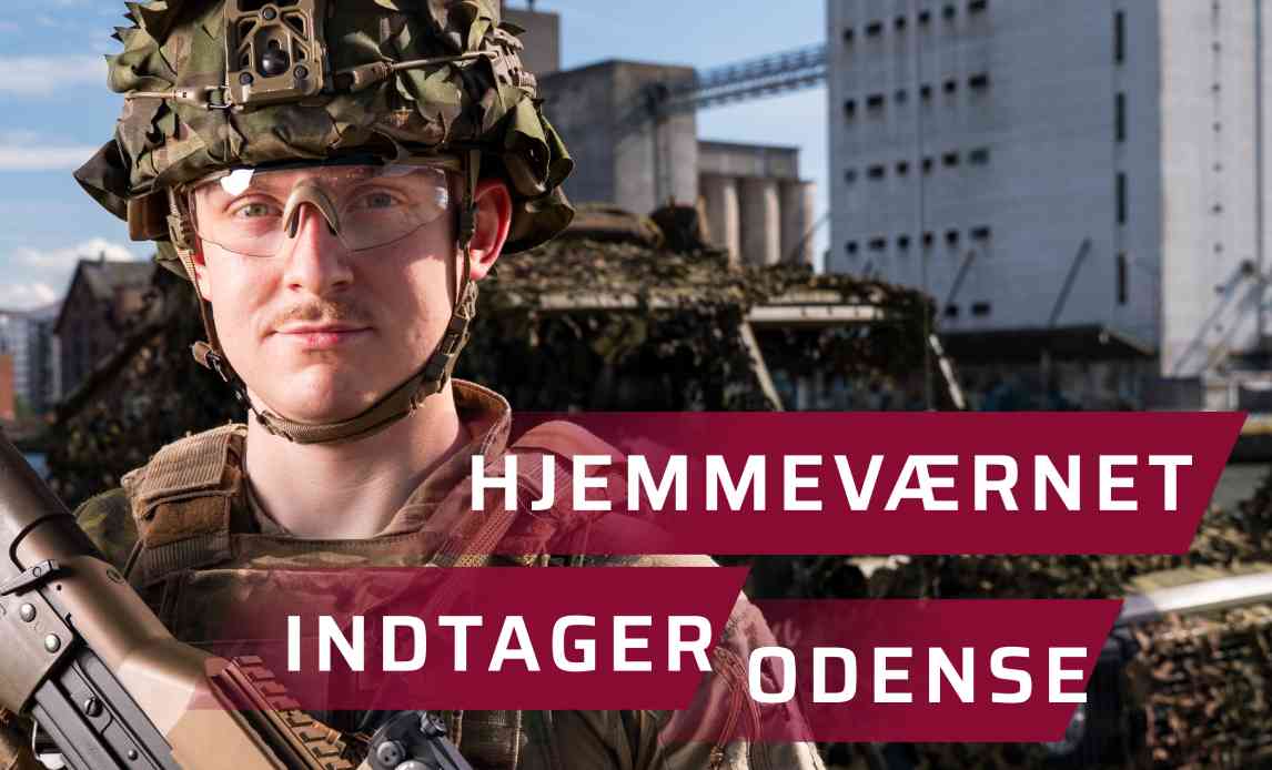Hjemmeværnssoldat står og kigger ind i kameraet.