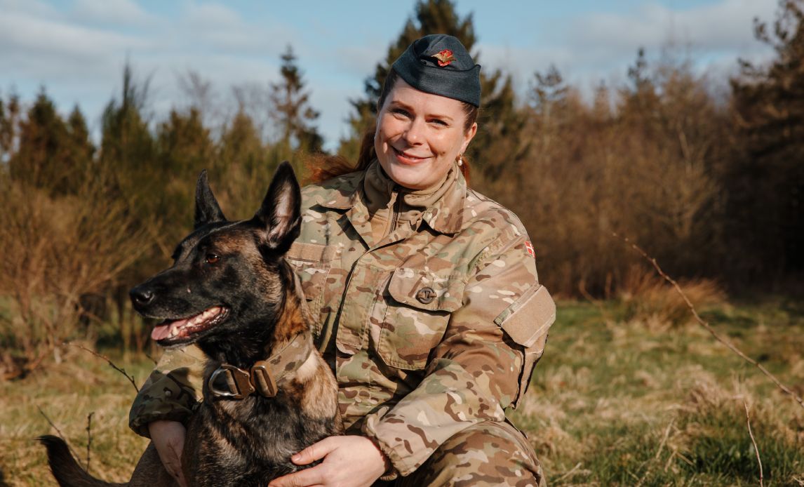 Soldat og hund fra Flyverhjemmeværnet
