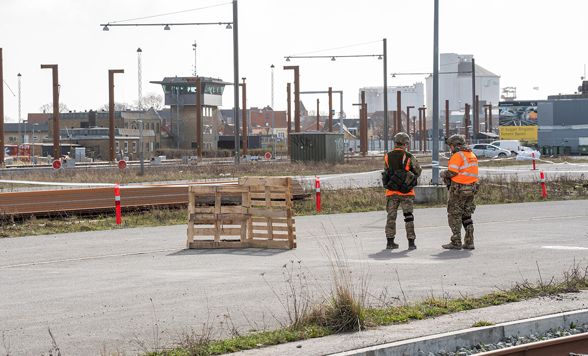 Hjemmeværnssoldater bevæger sig i baneterræn