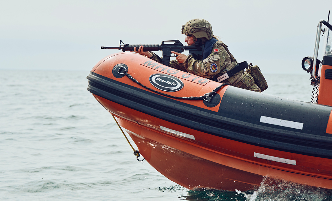 Soldat tager sigte fra RIB.