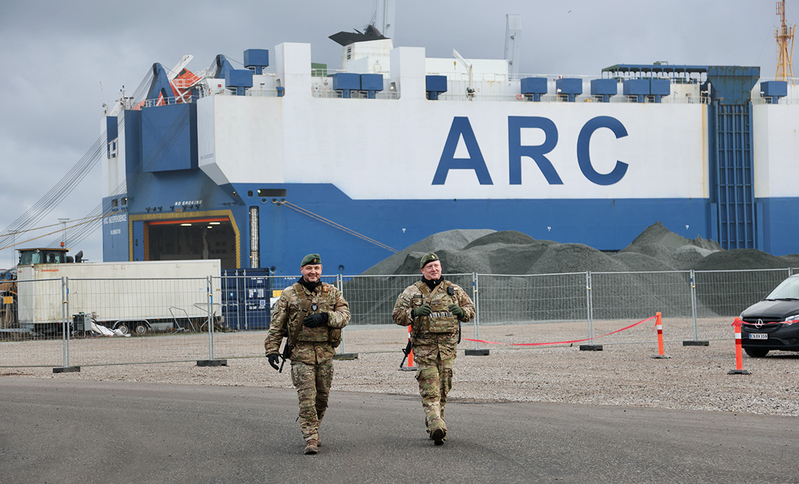Soldater fra Hjemmeværnet patruljerer foran et af NATO's ARC-skibe.