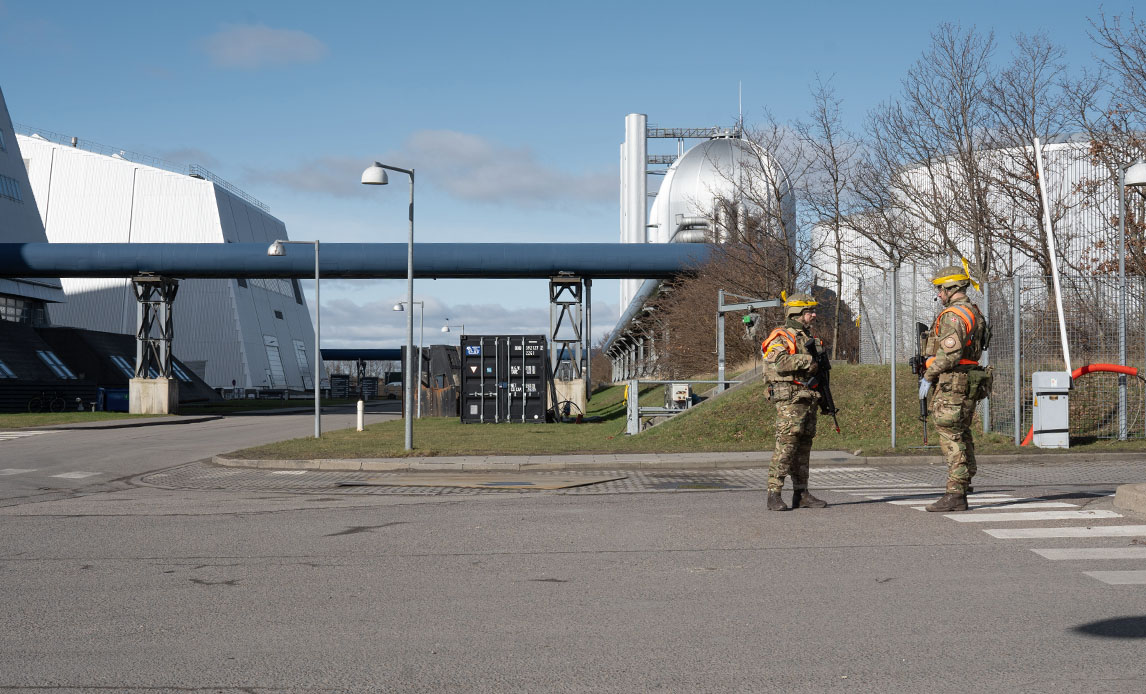 To soldater fra Hjemmeværnet bevogter indgangen til kritisk infrastruktur