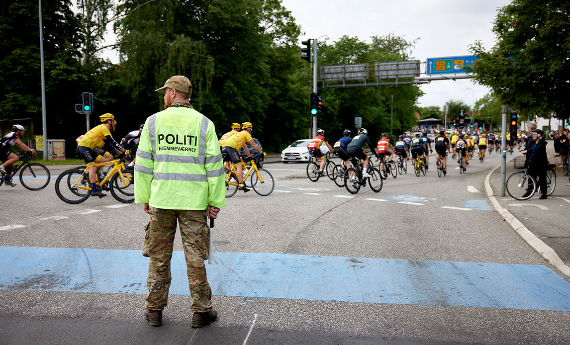 Soldat holder øje med cykelløb