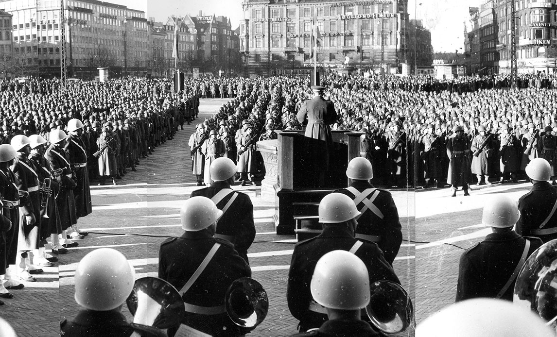 Soldater samlet på Rådhuspladsen i København i 1950'erne.