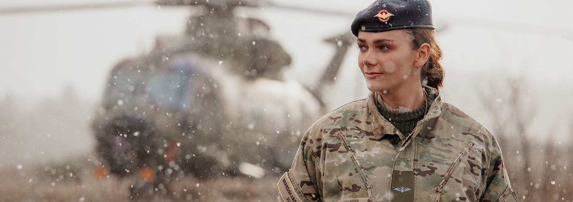 Viser kvindelig medlem af Flyverhjemmeværnet