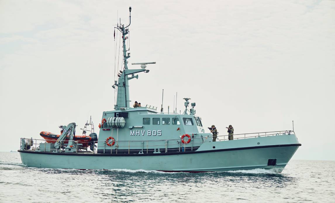 Fartøj fra Marinehjemmeværnet med to soldater stående.