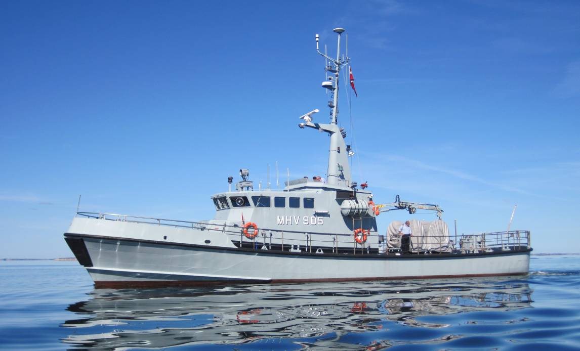Marinehjemmeværnets skib ved navn Askø sejler.