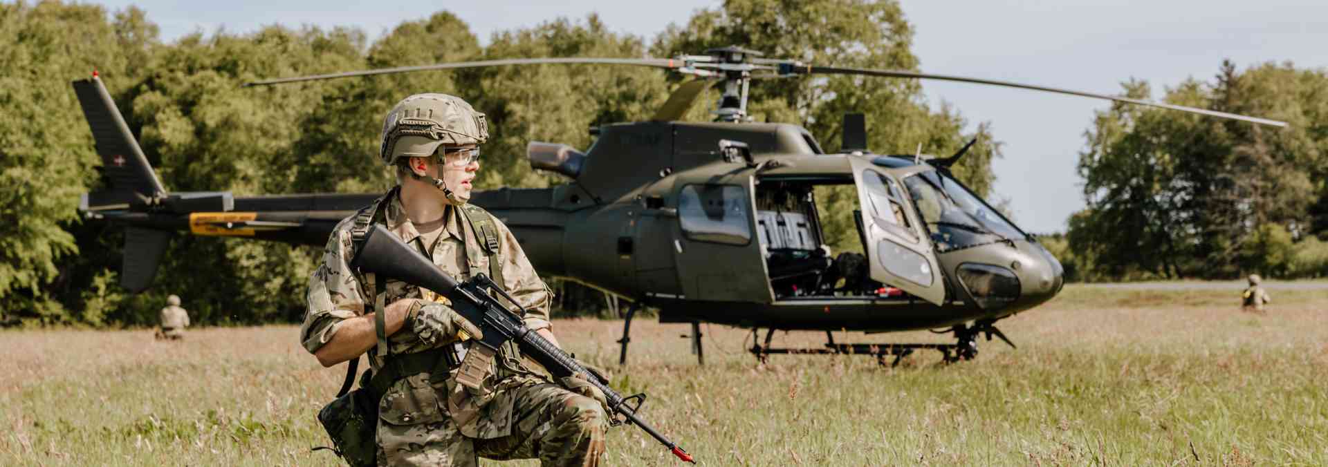 Frivillig i Flyverhjemmeværnet bevogter helikopter