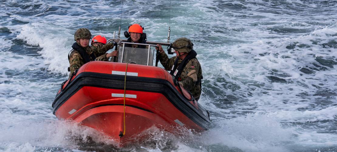 Frivillige soldater fra Marinehjemmeværnet sejler i en hurtiggående gummibåd