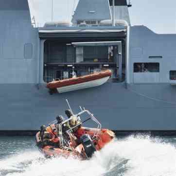 Speedbåd sejler ud og bevogter havn