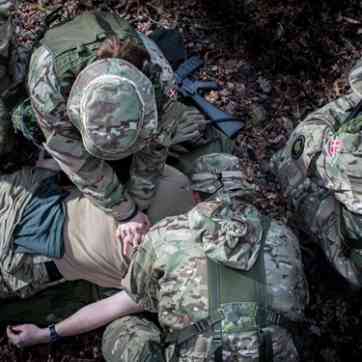 Frivillig soldater yder militær førstehjælp på patient